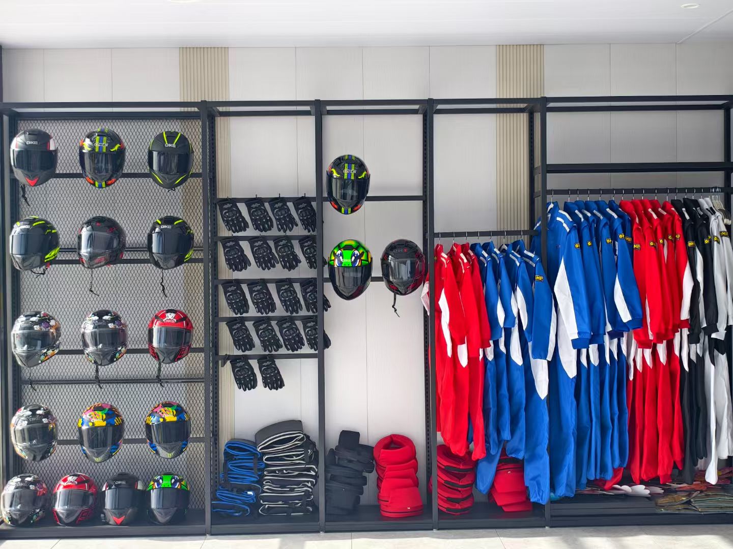 卡丁车俱乐部头盔赛车服全套护具装备展示
